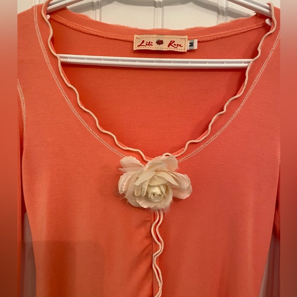 PRETTY SIZE MEDIUM PEACH WITH CREAM ACCENTS LONG SLEEVE T SHIRT V NECK - Picture 2 of 13